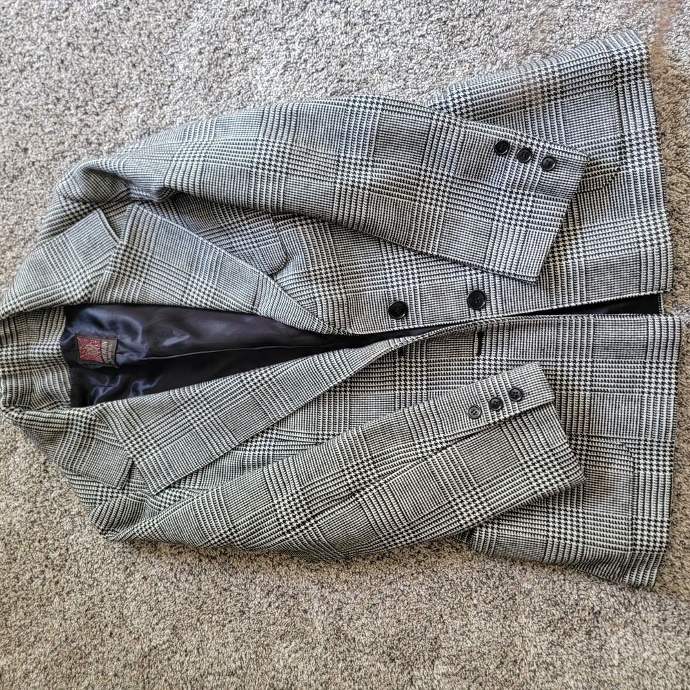 Anne Klein Gray Blazer with Notched Lapels and Structured Shoulders